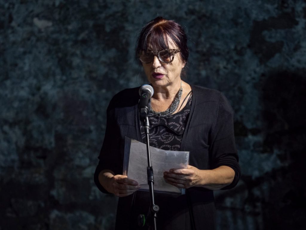 Žena koja knjige pretvara u svjetlost