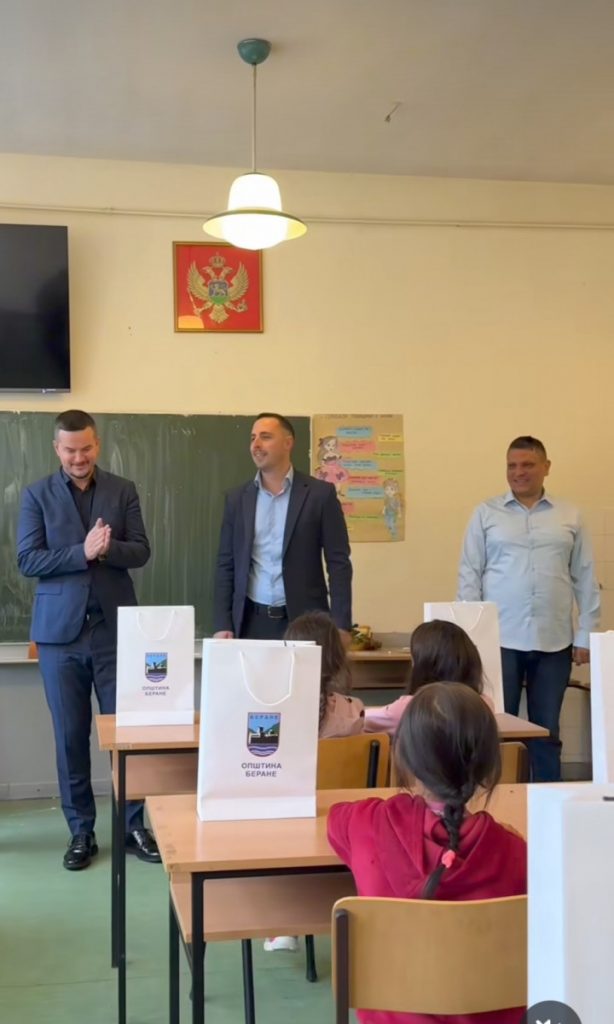 Uručen školski pribor učenicima RE populacije