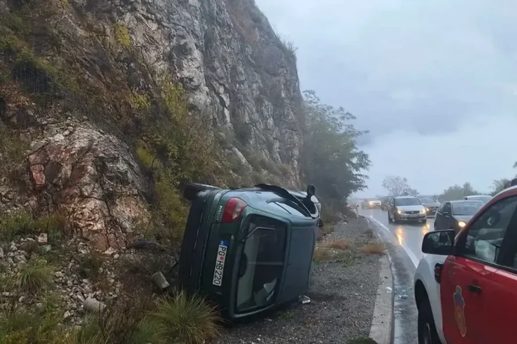 Saobraćajka na putu Podgorica – Cetinje: Prevrnuo se Reno iznad Dobrskog Sela