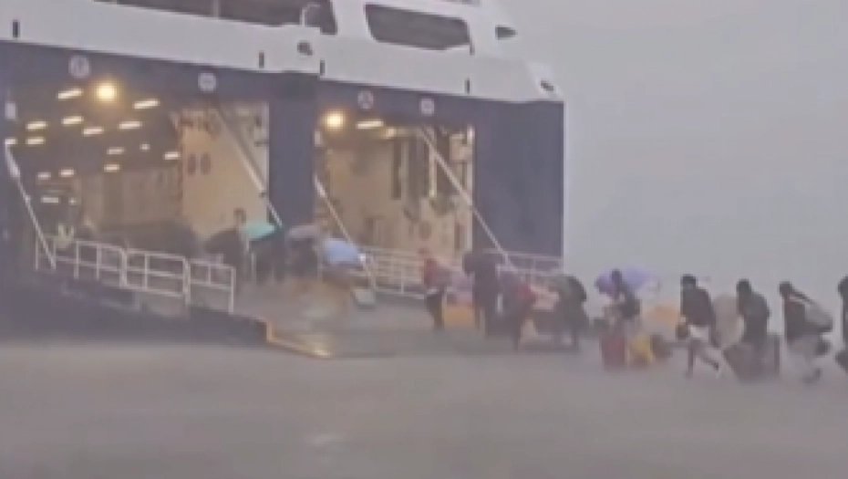 Turisti zarobljeni na grčkom ostrvu. Toliko divlja nevrijeme da se jedva kreću!(VIDEO)