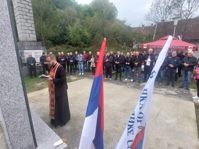 Fakovići kod Bratunca: Parastosom za 49 mještana obilježen masakr nad srpskim vojnicima i civilima