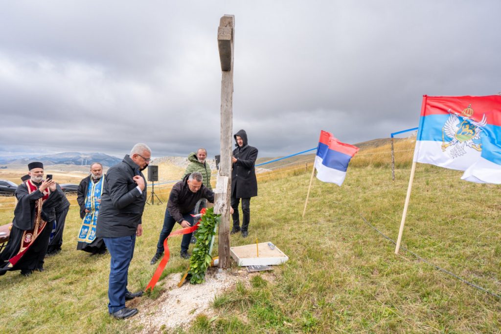 Mandić prisustvovao parastosu na Krnovu: Dužnost nam je da ne dopustimo da kosti i dalje vape u brojnim jamama Crne Gore već da u znak pomirenja svakom omogućimo grobno mjesto!