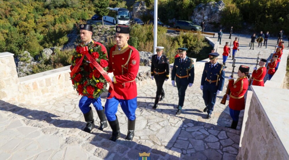 Opština Bar: Polaganjem vijenaca u Tuđemilima obilježen Dan Vojske Crne Gore