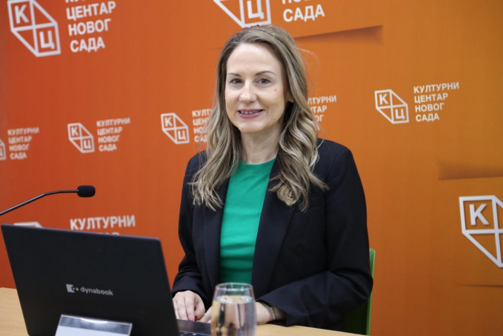 Predavanje dr Aleksandre Kolaković na temu „Spoljna politika Emanuela Makrona (1. dio)“ na Jutjub kanalu KCNS