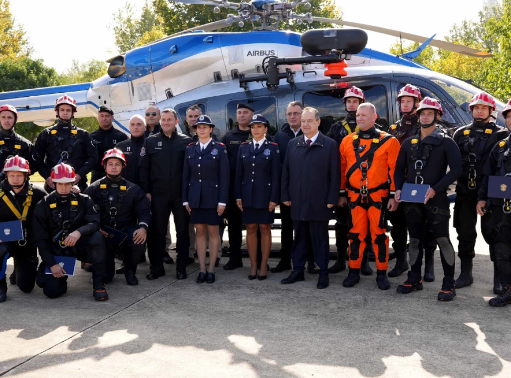 Pripadnici Sektora za vanredne situacije i Helikopterske jedinice MUP-a Srbije prikazali vježbu spasavanja lica iz vode