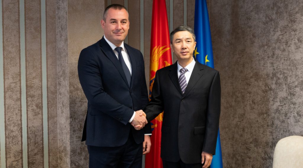 Šćekić sa ambasadorom Kine: Planirana adaptacija sportskog terena u dvorištu OŠ “Dr Radoslav Jagoš Vešović“