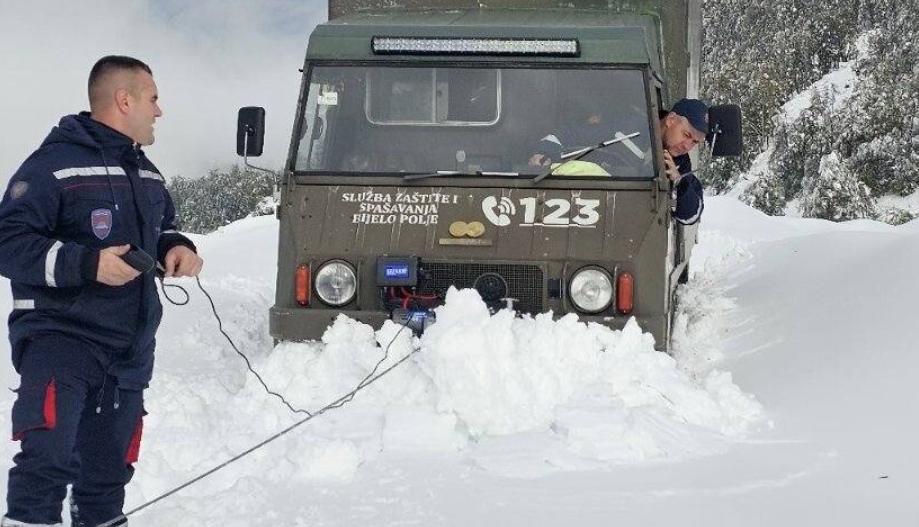 Bjelopoljski vatrogasci probili sniježne namete na Bjelasici i dostavili pomoć zavejanom domaćinstvu