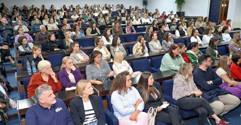 Opština Bar: Održano predavanje “Djeca zarobljena u virtuelnom svijetu” dr Ranka Rajovića
