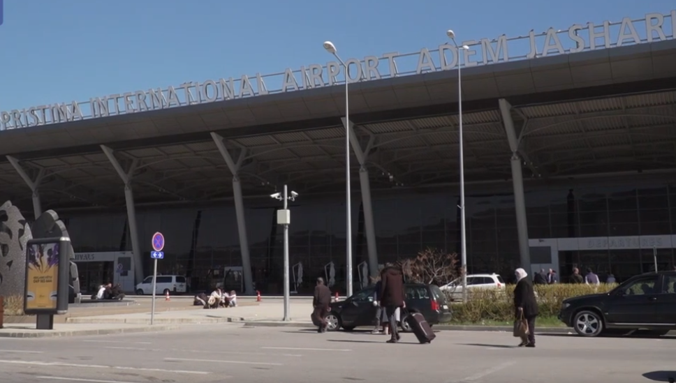 Zašto Albanci masovno napuštaju KiM: Od sna o nezavisnosti do praznih frižidera i novčanika