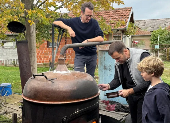 (FOTO) Karađorđević peče rakiju: Objava princa Filipa pored kazana zapalila društvene mreže i oduševila građane
