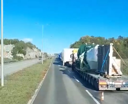 Turbine parkirane pored puta, saobraćaj iz pravca Podgorice ka Danilovgradu, u mjestu Bandići, odvija se jednom trakom (VIDEO)