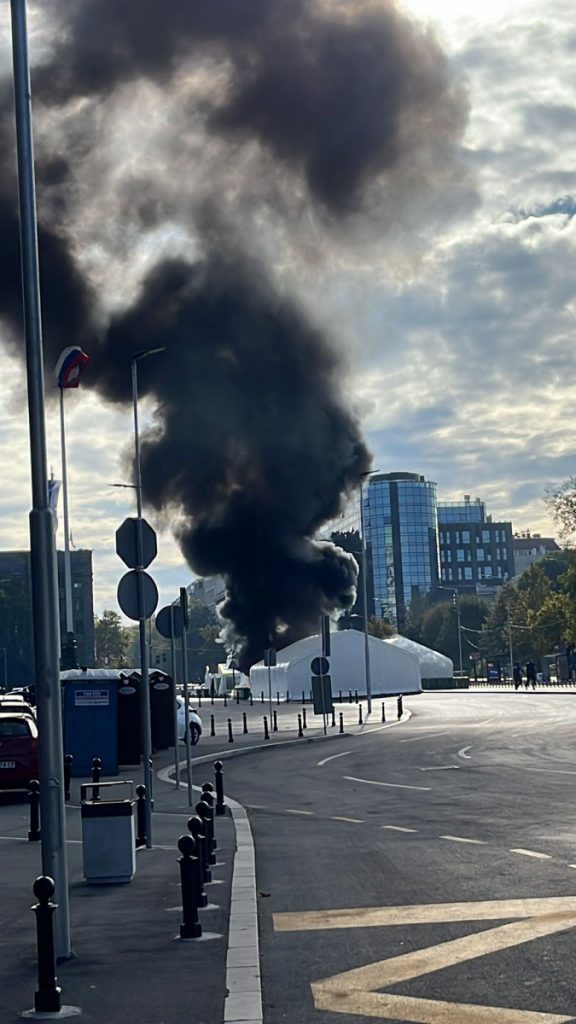 Beograd: Gorio šator ispred Skupštine Republike Srbije, došlo i do pucnjave, jedna osoba ranjena – napadač uhapšen! (VIDEO)
