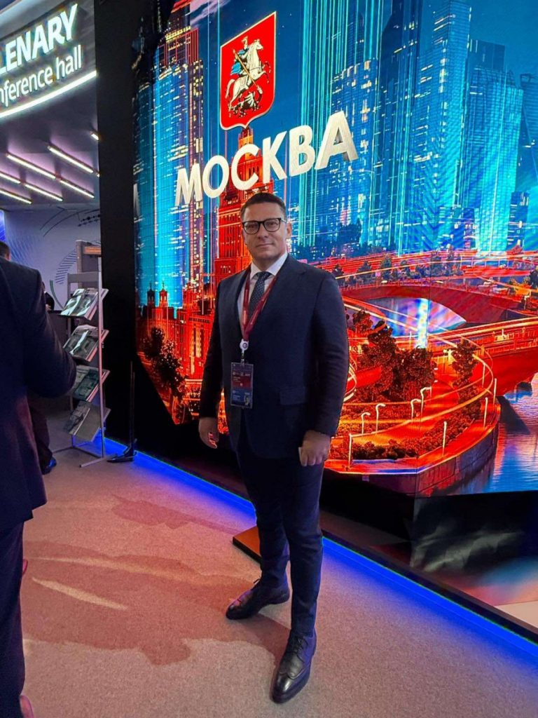 Đurđev: Srbija neće pristati na ,,novo ludilo normalnosti“ – da su američke sankcije dobra i normalna stvar!