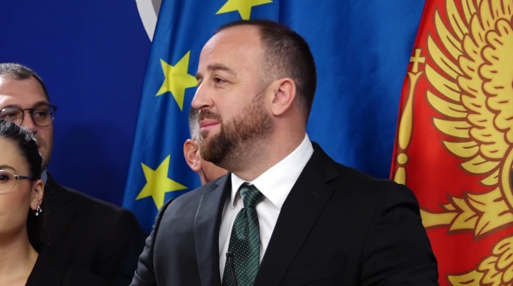Nikolić: Skupština ne ostvaruje kontrolnu ulogu, premijer pola godine ne dolazi da položi račune o radu Vlade