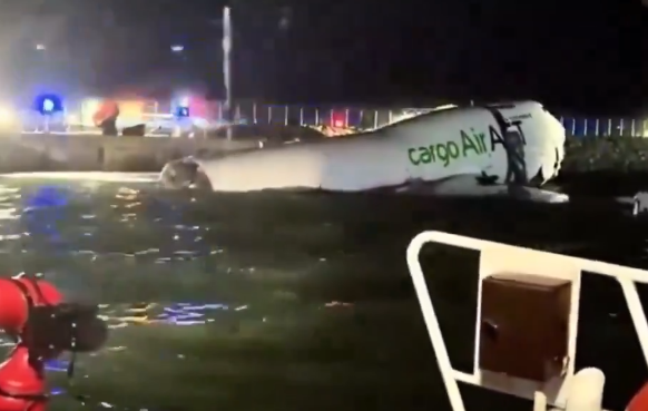 Srušio se boing 747 pri slijetanju, pao u more, ima mrtvih! Objavljeni zastrašujući snimci nesreće na aerodromu u Hong Kongu!