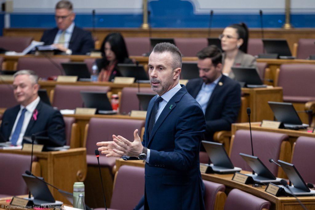 Bogdanović: Kako je Aco Đukanović dobio sudsku dozvolu da otputuje van Crne Gore? U trećoj grani vlasti nisu bivši otišli, nego su se umnožili