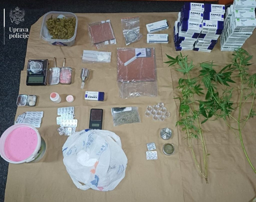 U Budvi pao ruski mini narko-štab: Policija pronašla marihuanu, kokain, ekstazi, skoro 3.000 tableta, nepoznati prašak, dvije stabiljke…