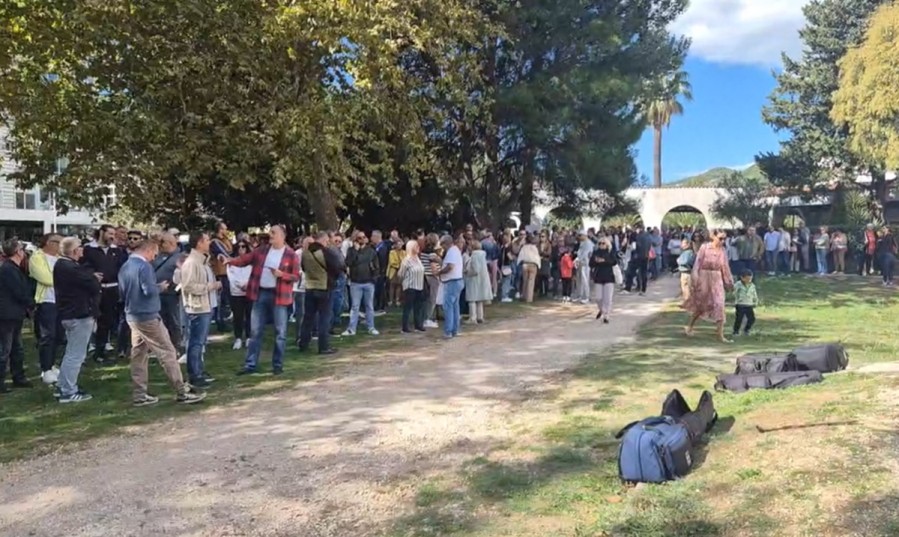 Na protestima u Budvi građani poručili: Slovenska plaža nije na prodaju!