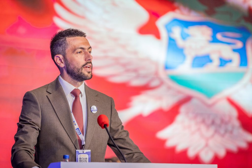 (FOTO) Živković poručio mladim DPS-ovcima: Neće proći sinhronizovano djelovanje represivnog aparata i većine i medija, cilj im je progon neistomišljenika!