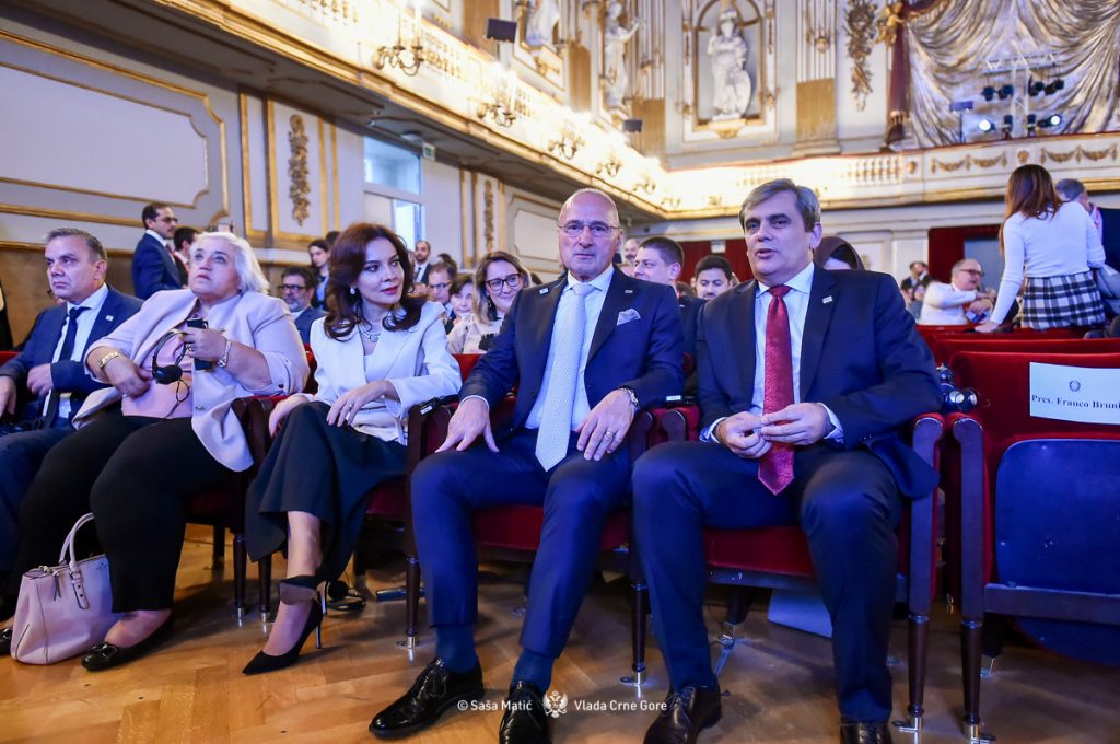 „Hvala im na priganice“: I Hrvati pomogli pozitivnom izvještaju EK, samo i dalje kaparišu Jadran, ploču u Morinju, Prevlaku, kuće u Boki i tvrde da Lora ne postoji…