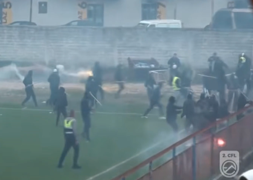 Haos na utakmici u Nikšiću: Topovski udari, palice, baklje u sukobu navijača!