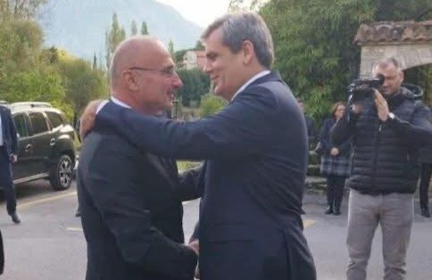 KRIVO MI JE ŠTO TU PLAČU A NAD SPLITSKOM LOROM ŽMURE