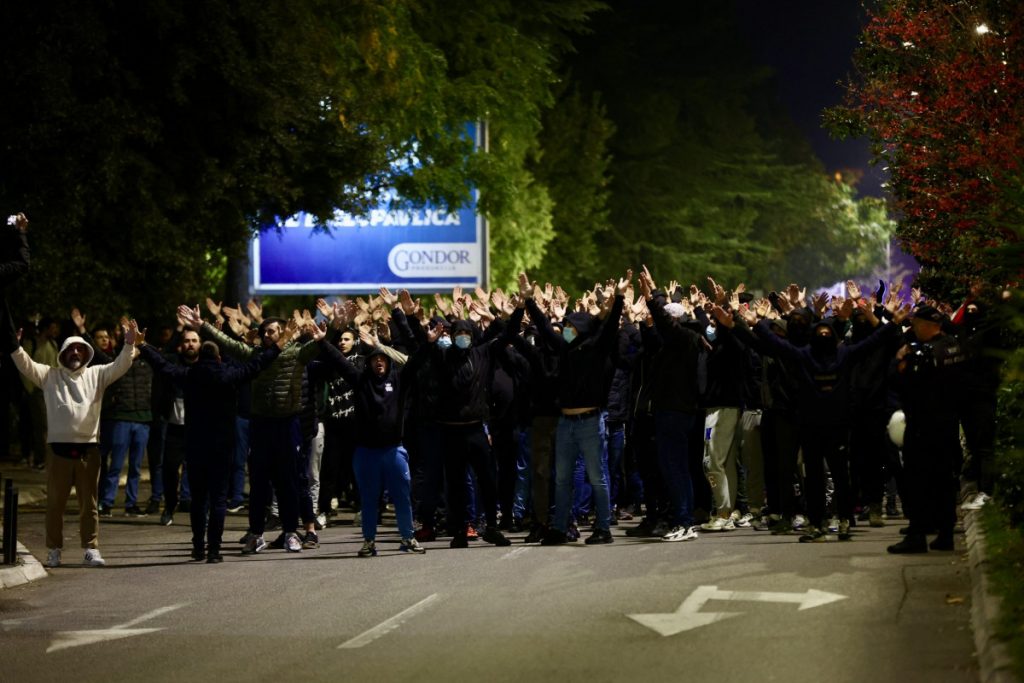 (FOTO) Pogledajte kako je protekao jučerašnji protest u Podgorici: „Kupuju, dolaze uz povlastice svake, za 7 uboda tjelesne lake???“