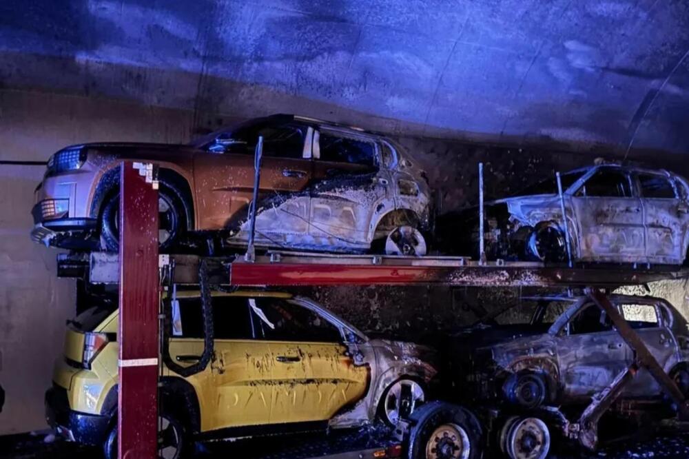 U tunelu Vežešnik izgorio kamion koji je prevozio električna vozila!