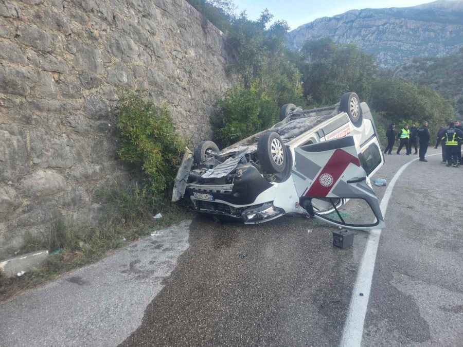 Prevrnuo se kombi kod Bogetića, poginula jedna osoba, nekoliko povrijeđenih