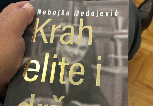 Poslanik PES-a se edukovao pred sjednicu Skupštine: Pohvalio se fotografijom knjige Nebojše Medojevića!