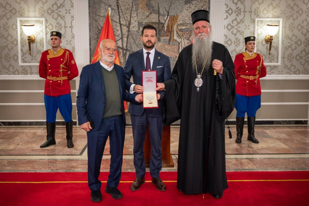 Milatović posthumno dodijelio Orden Crnogorske velike zvijezde mitropolitu Amfilohiju