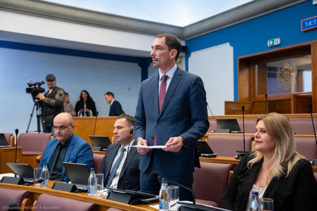 Vjerovali ili ne: Umjesto da se VDT bavi Đukanovićima i klanovima, pokreću postupke protiv djece zbog vrijeđanja na društvenim mrežama za 21. maj!