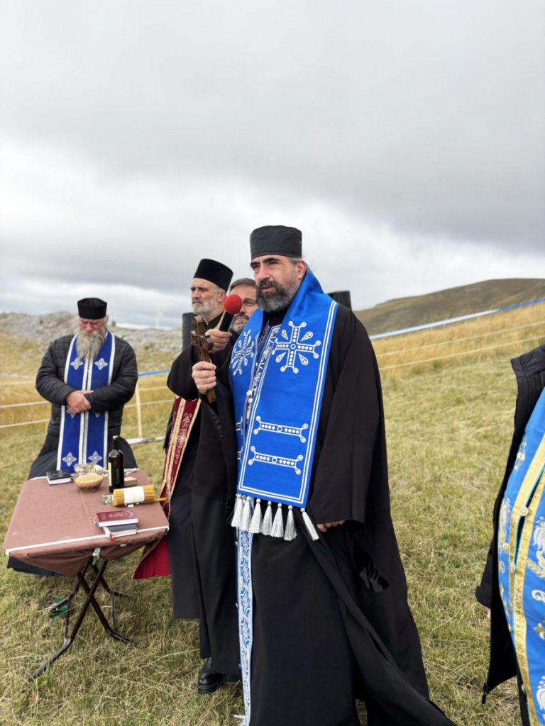 (VIDEO) Mitropolit Metodije: U Drugom svjetskom ratu je skoro svaka muška glava napustila zločince zbog raznih komunističkih Pasjih groblja i priključila se JvuO; Manjina je činila zločin nad većinom!