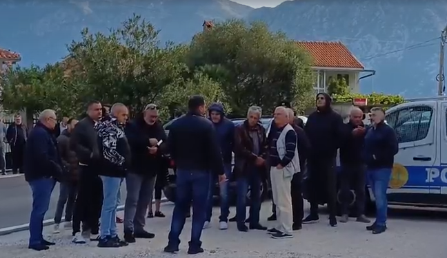 30-ak građana se okupilo na magistrali: Traže uklanjanje sramne ploče u Morinju!