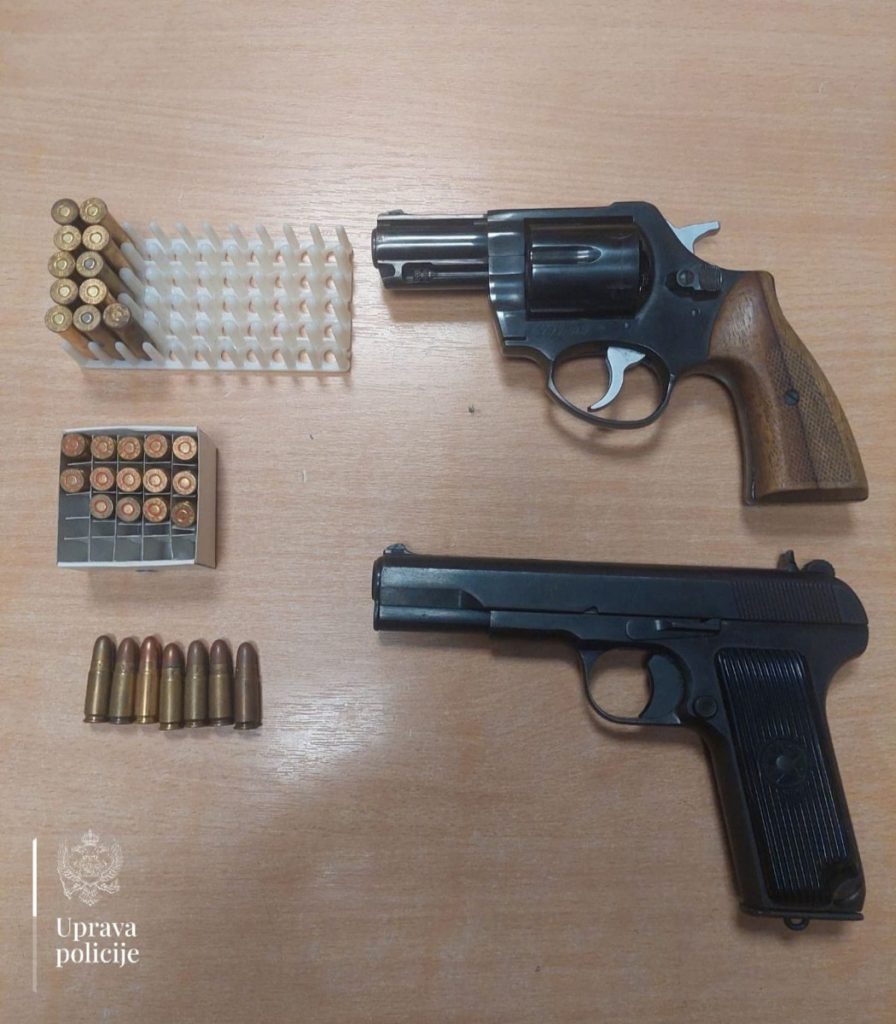 Nikšić: U pretresu od operativno interesantnog lica oduzeti revolver, pištolj i municija u ilegalnom posjedu