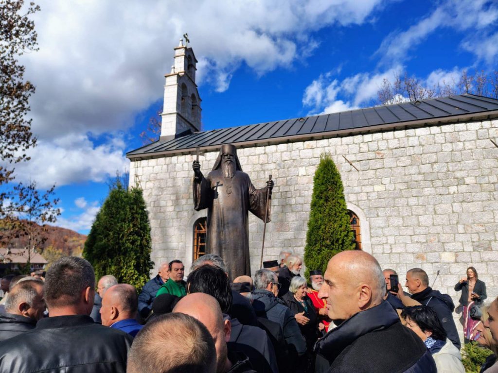 U Kolašinu otkriven spomenik mitropolitu Amfilohiju (FOTO/VIDEO)