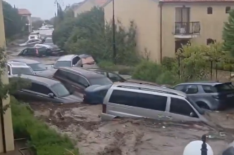 Stravične poplave u Bugarskoj: Četvoro mrtvih, voda nosi automobile niz ulice (VIDEO)