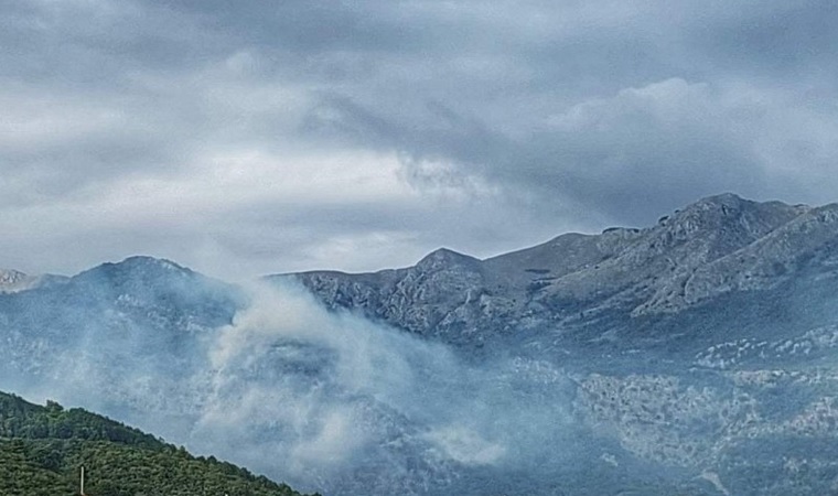 Veliki požar iznad Budve: Gori selo Podostrog (VIDEO)