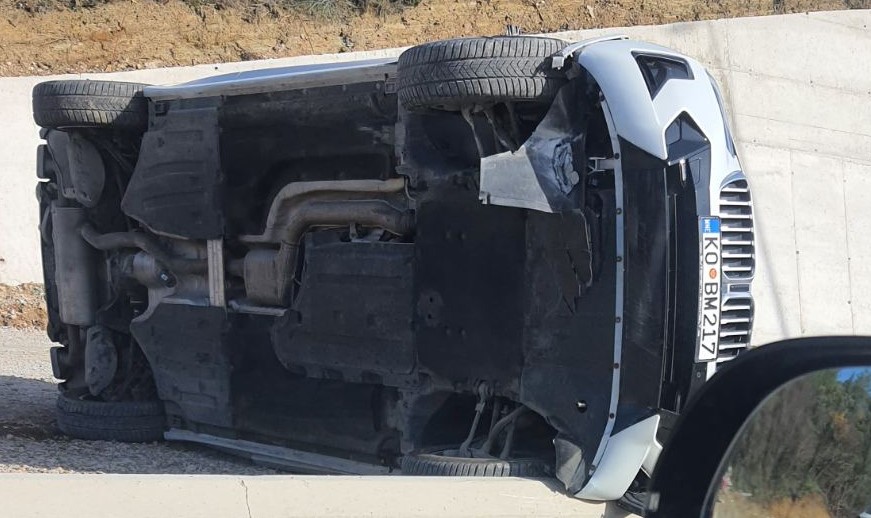 Prevrnuo se automobil u Radanovićima (FOTO)