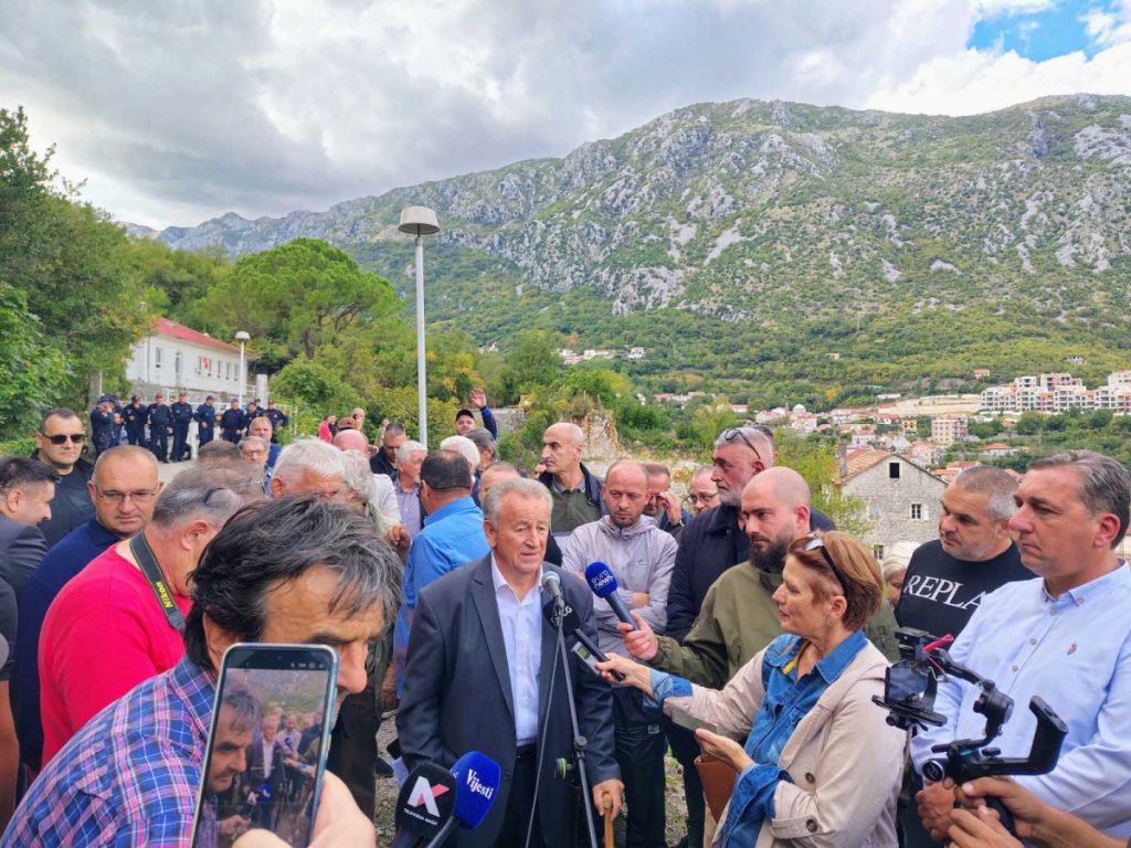 Protestni skub u Morinju: Ukloniti sramnu ploču (FOTO, VIDEO)