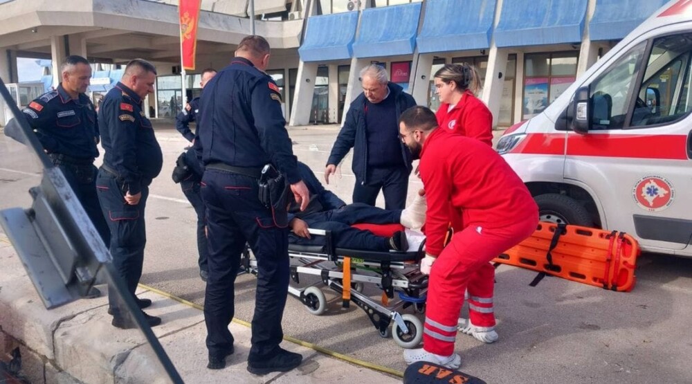 Sa plovila evakuisan povrijeđeni albanski ribar, transportovan u bolnicu u Baru