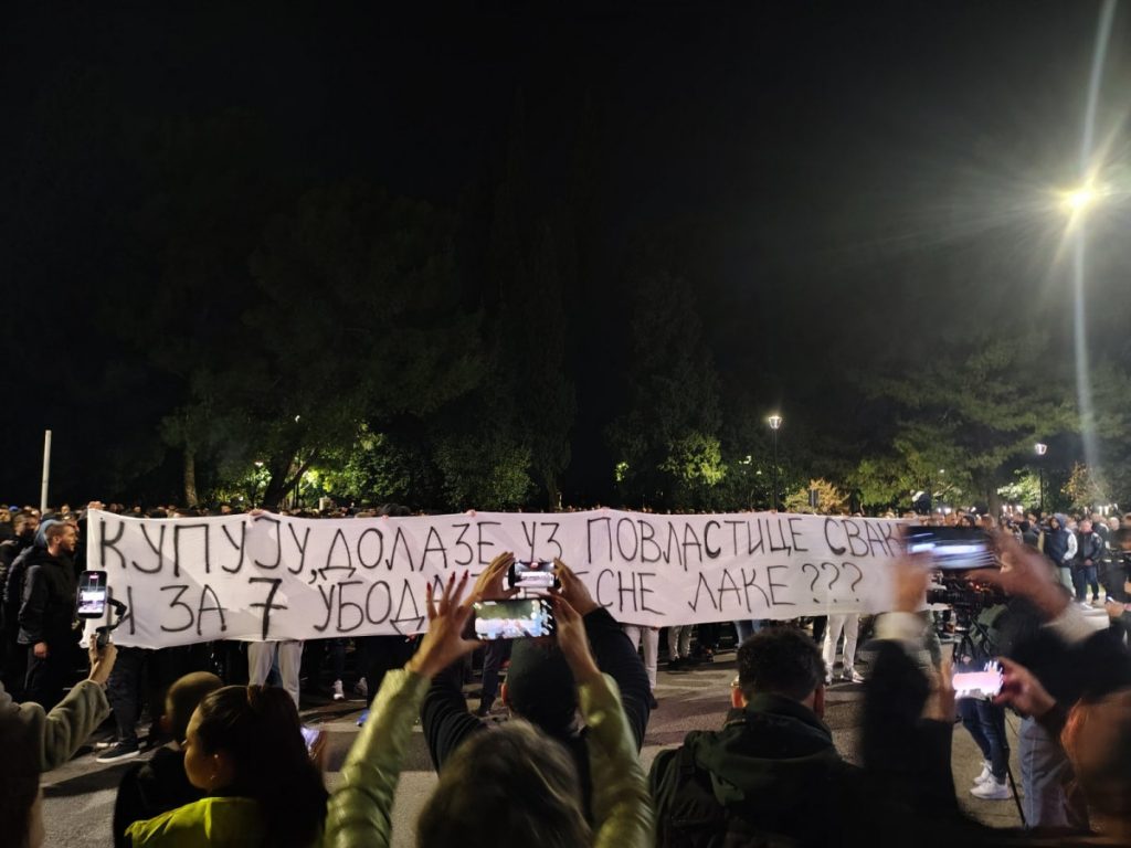 (FOTO, VIDEO) Građani se okupili ispred Vlade, prisutne jake policijske snage