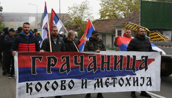 Grupa Srba sa Kosova pješke krenula ka Novom Sadu u znak podrške predsjedniku Vučiću