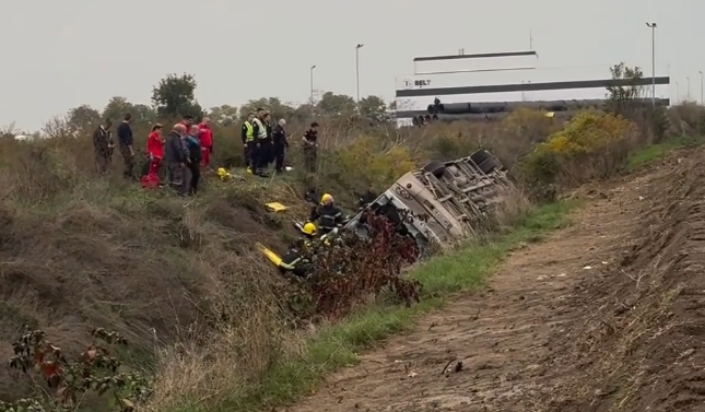 Najmanje dvoje poginulih u prevrtanju autobusa kod Sremske Mitrovice