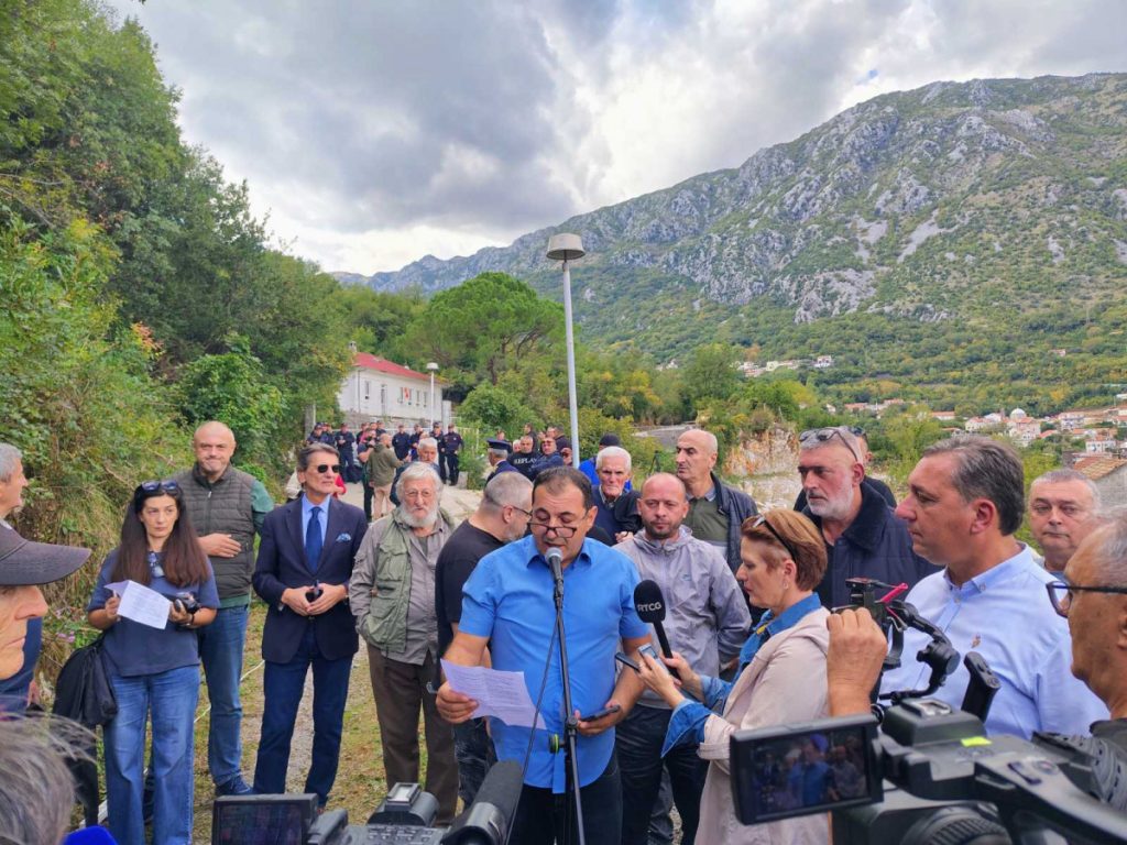 Nišavić (Miholjski zbor) sa jučerašnjeg protesta: Ko je tačno stradao u Morinju? Želimo da znamo imena tih ljudi; Krapović da naredi otvaranje kapija!