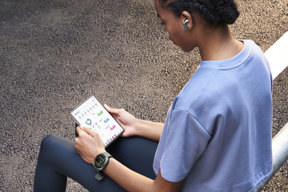 007-lifestyle-galaxy-zfold6-silvershadow-watch-ultra-titaniumsilver-buds3pro-silver