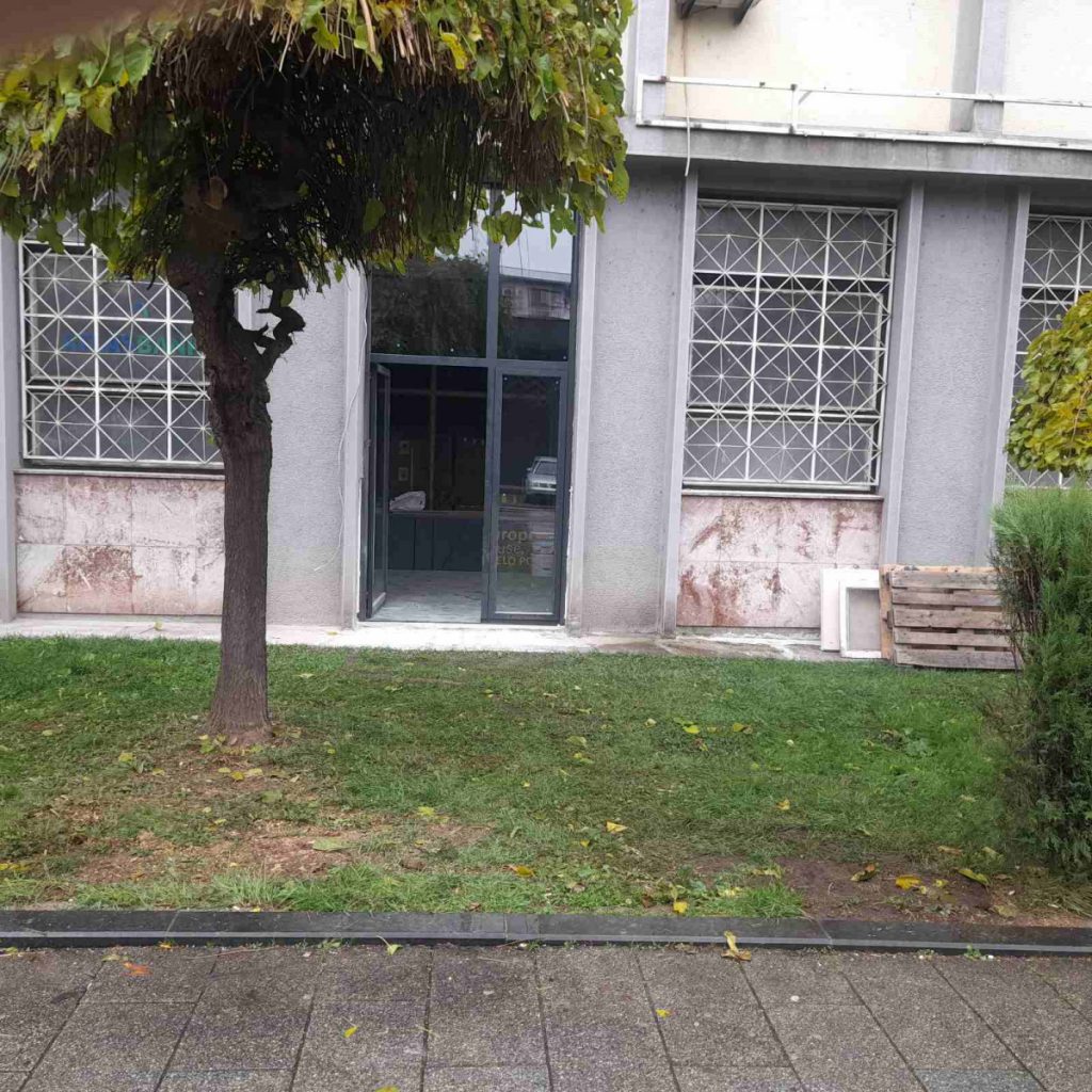 NEZAKONITA I NERAZUMNA ADAPTACIJA I DEVASTACIJA JAVNOG PROSTORA ZA POTREBE “EVROPSKE KUĆE” U BIJELOM POLJU