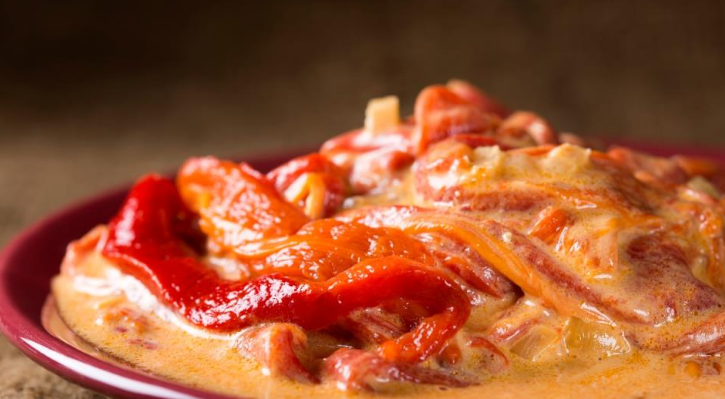 Mitrovdanska salata od pečenih paprika i sira: domaćinsko jelo koje oplemenjuje svaku slavsku trpezu