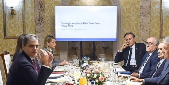 Ko nam kroji spoljnu politiku: Ibrahimović pred kamerama, Roćen iza zavjese
