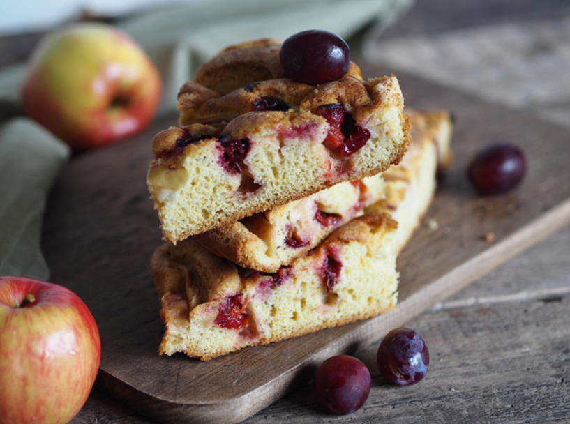Sočni kolač sa jabukama i šljivama – neodoljivo mekan i ukusan